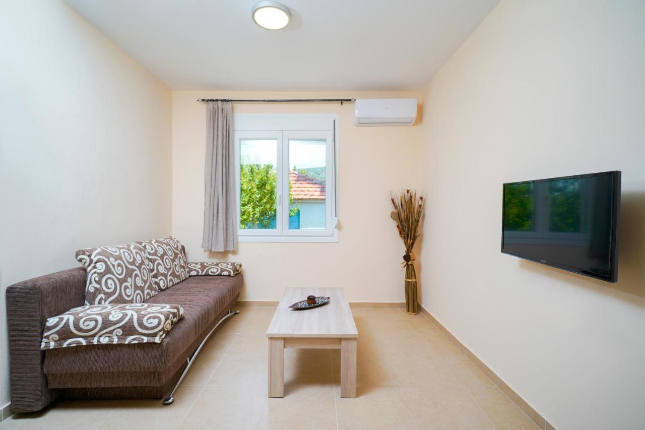 Theodore Apartments Skála Marión Kültér fotó